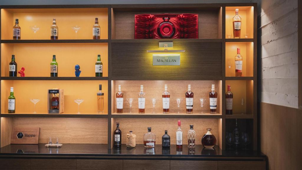 Una parte del whisky bar.