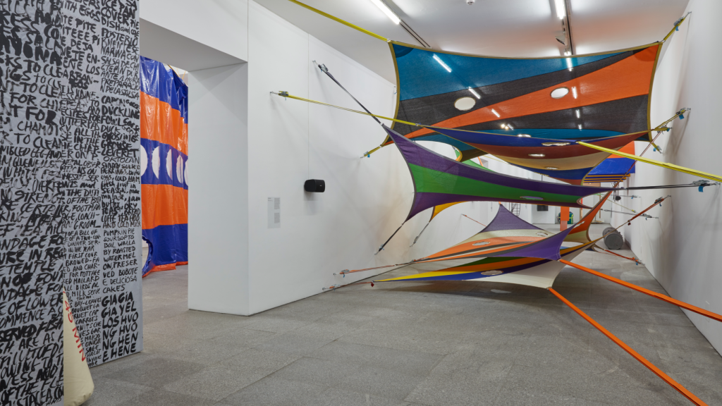 Vista de 'Hello Everyone' de Laia Estruch en el Museo Reina Sofía. Foto: Museo Reina Sofía