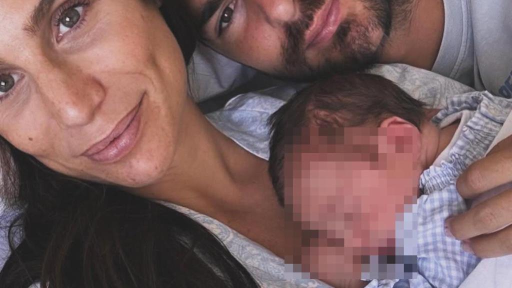 Lucía Villalón con su esposo y su hijo Lucas recién nacido.