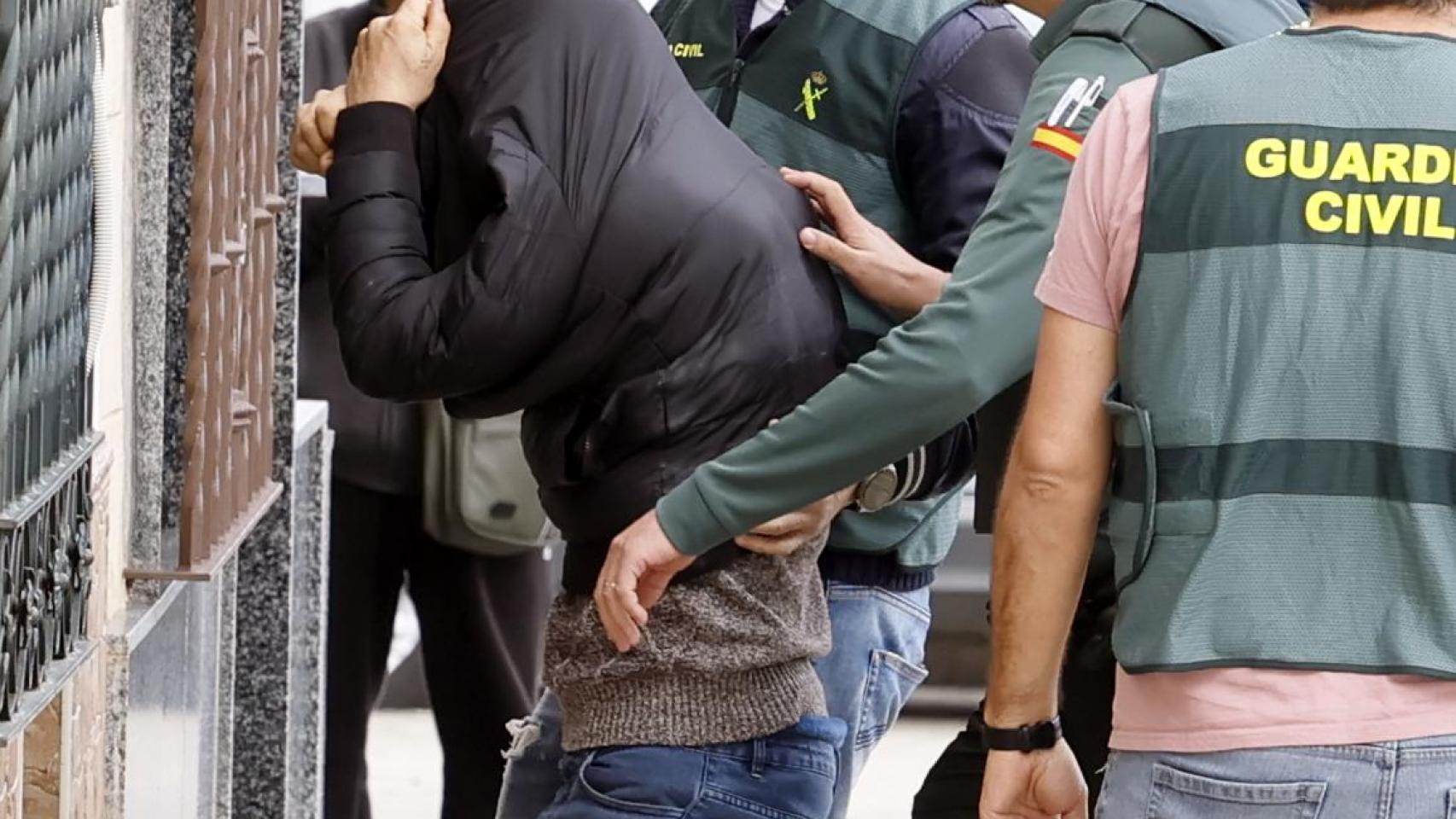 Agentes de Guardia Civil, en la detención del presunto autor del crimen de Las Cabezas.