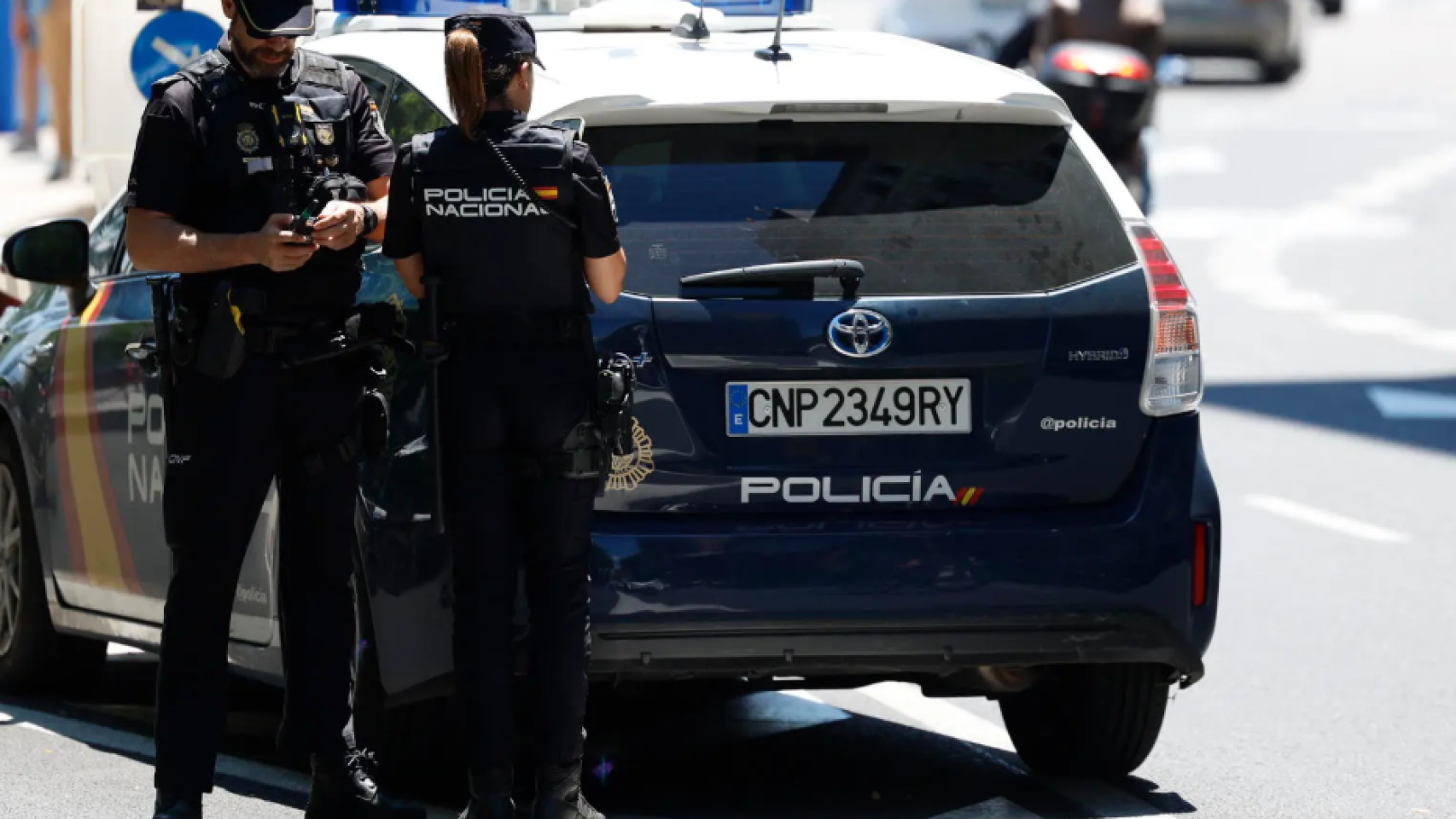 La Policía Nacional salva la vida de un anciano que se había desplomado en vía pública en Zaragoza