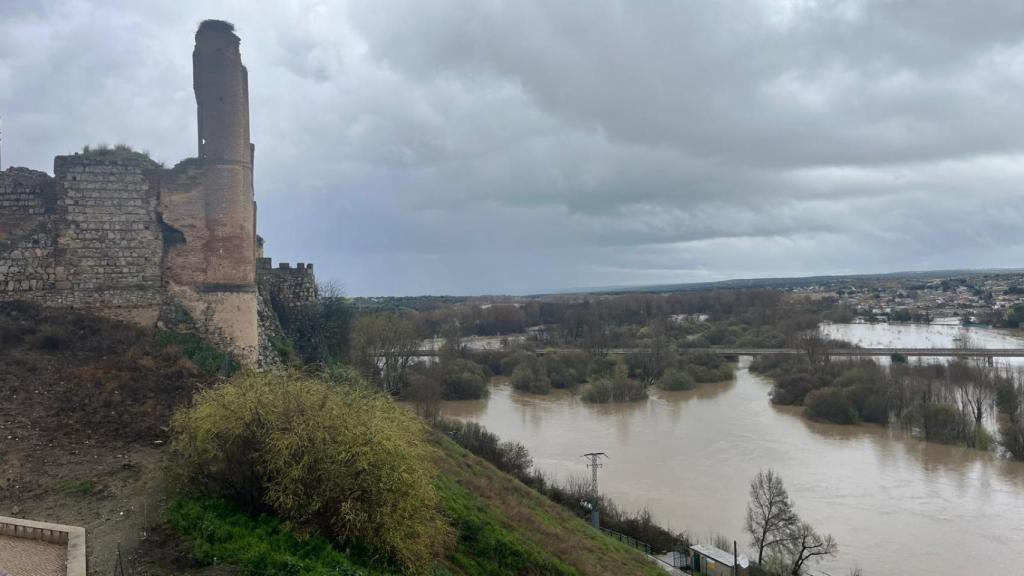 El río Alberche, crecido en Escalona.