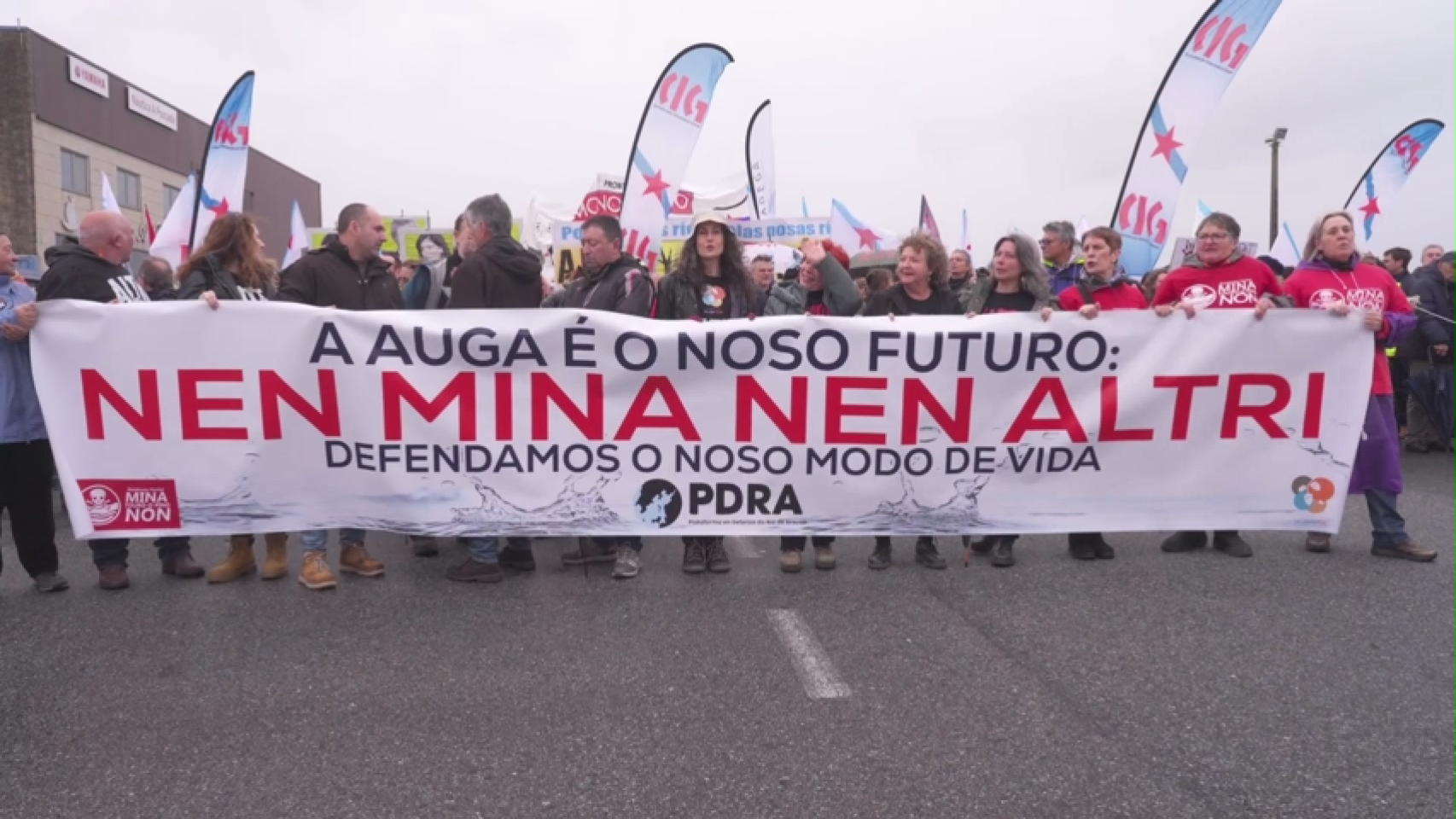 Miles de personas se manifiestan en A Pobra (A Coruña) contra el proyecto de Altri en Galicia