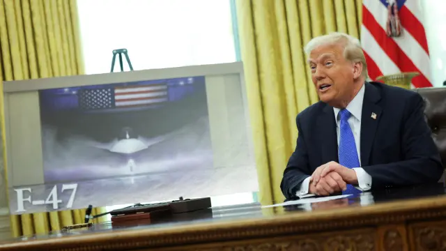 El presidente Trump durante la presentación del F-47 en el despacho oval