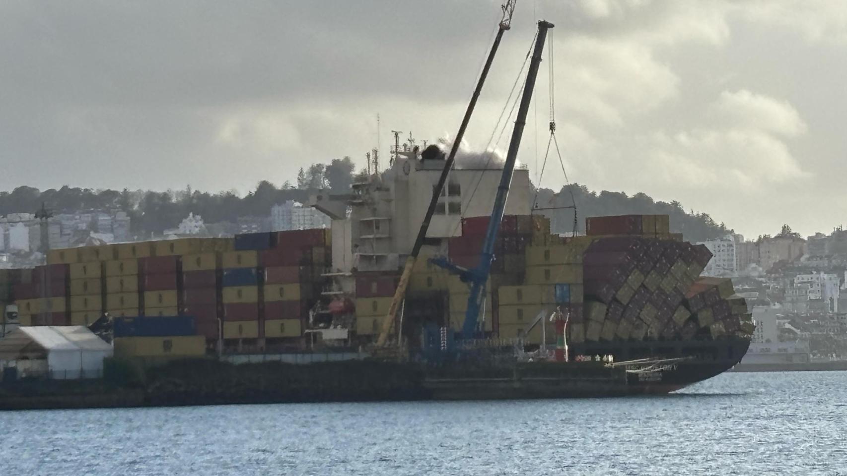 El portacontenedores que perdió parte de su carga continúa en el puerto de Vigo