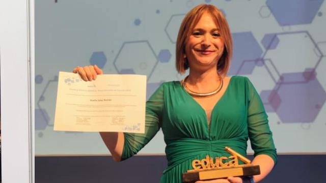 Noelia Salas, a la derecha, recogiendo el Premio Educa Abanca a la mejor docente de Infantil del país