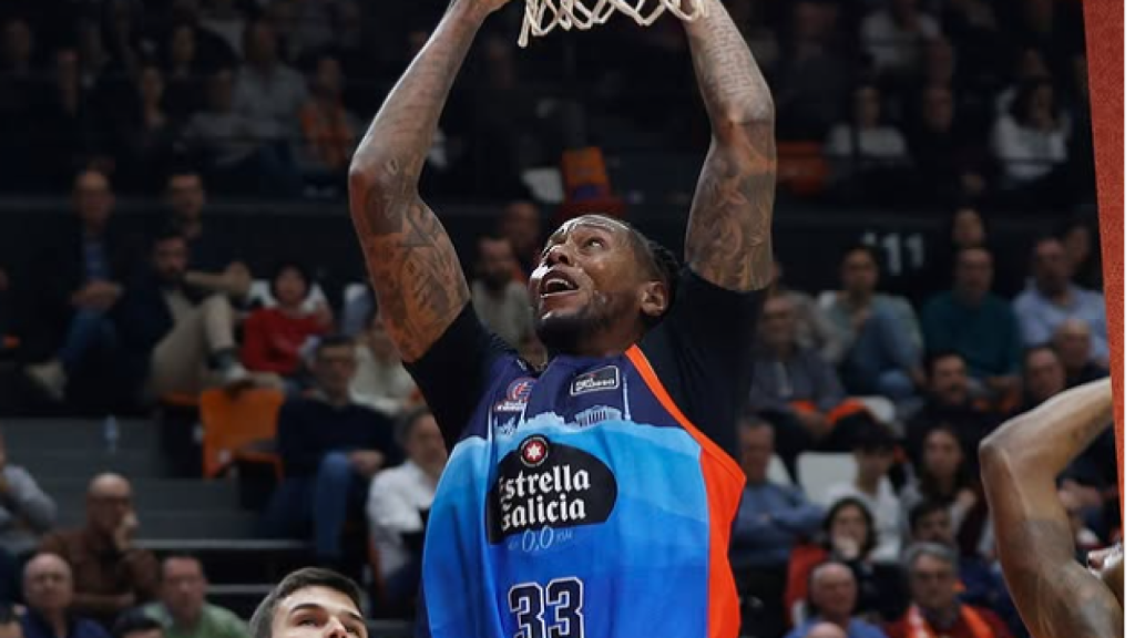 El jugador del Básquet Coruña Trey Thompkins hace un mate.