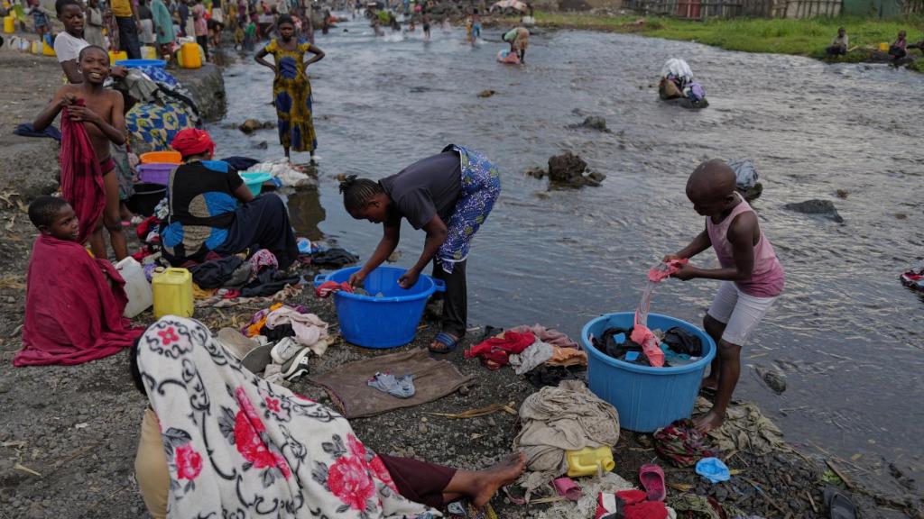Mujeres lavan ropa en el río Kihira en Sake, territorio de Masisi, controlado por los rebeldes del M23, cerca de Goma, en el este de la República Democrática del Congo , el 22 de marzo de 2025.