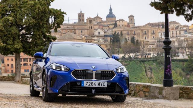 Imagen del BMW Serie 2 Gran Coupé frente a la ciudad de Toledo.