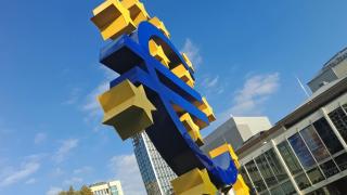 Símbolo del euro en Fráncfort, sede del BCE.