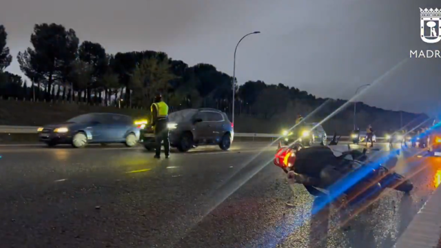 Muere un motorista tras un accidente en la la M-23 a la altura de Ciudad Lineal tras chocar con el guardarraíl