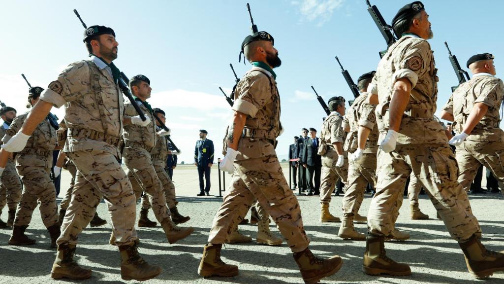 Varios militares desfilan durante el acto en conmemoración del 77º aniversario del primer lanzamiento paracaidista militar en España en Murcia.