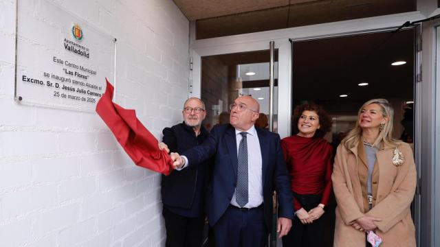 Carnero inaugurando el Centro municipal de Las Flores