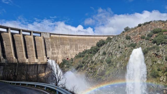 Irueña pone la turbina en marcha: arrancan las obras de su futura central hidroeléctrica