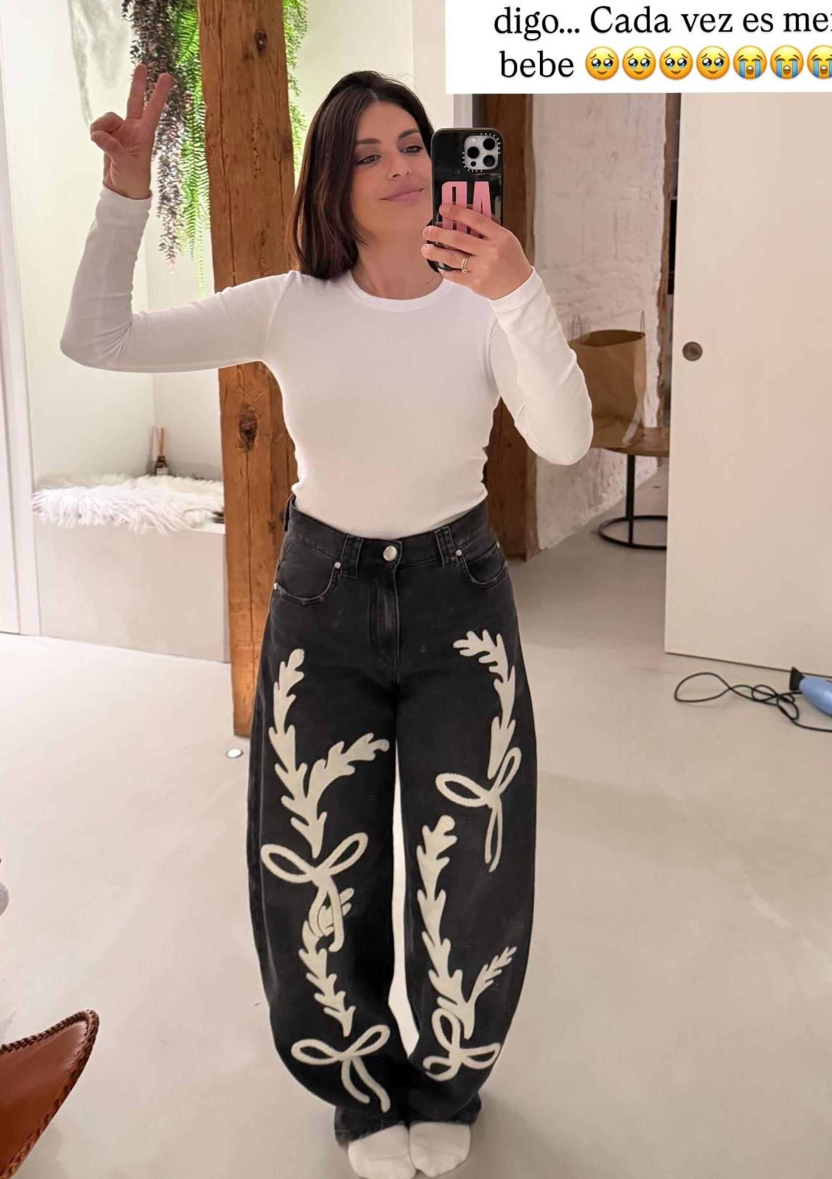 Dulceida con un pantalón de Pinko.