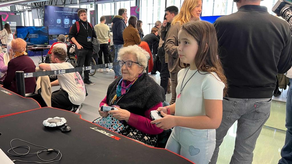 Una señora juega junto a una de las alumnas, Paula, en el Esports Center del Campus del Videojuego.