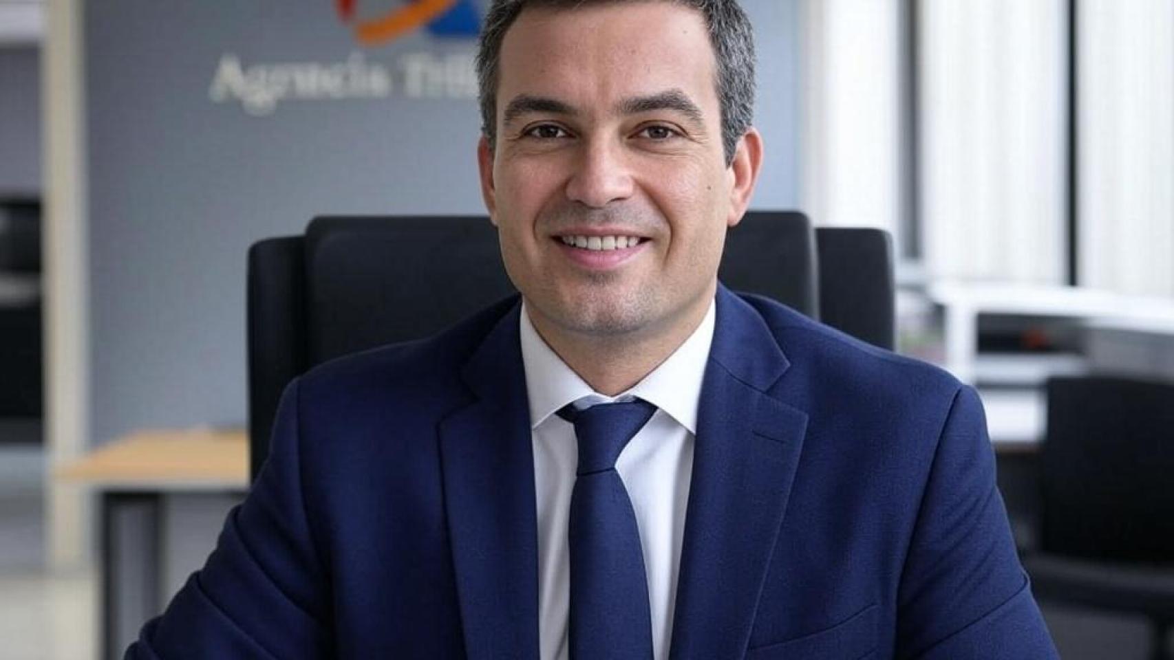 Hombre en las oficinas de Agencia Tributaria.