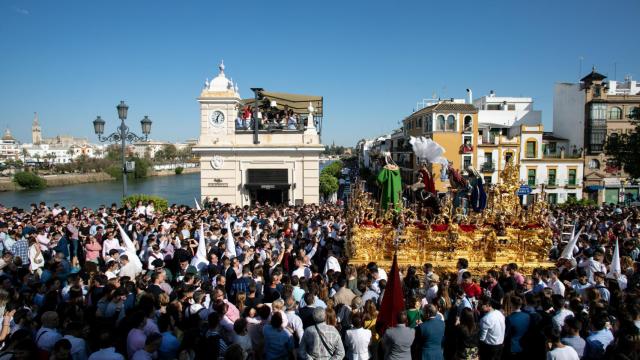 La Hermandad de San Gonzalo, a su paso por el Puente de Triana.