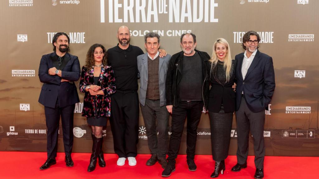 El equipo de 'Tierra de nadie' con la Top 100 María Luisa Gutiérrez.