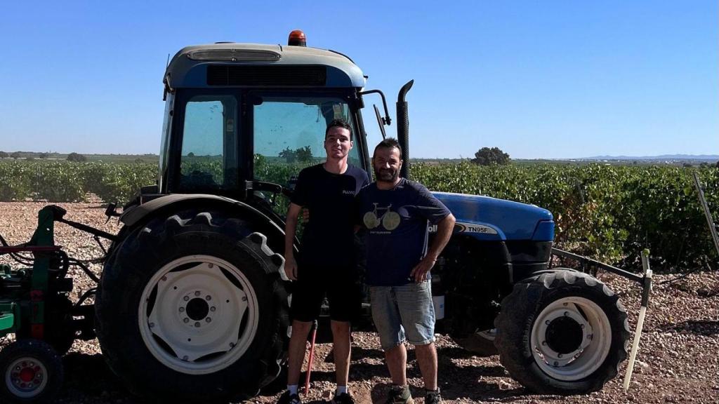Santiago Rodrigo junto a un familiar en el olivar de Toledo
