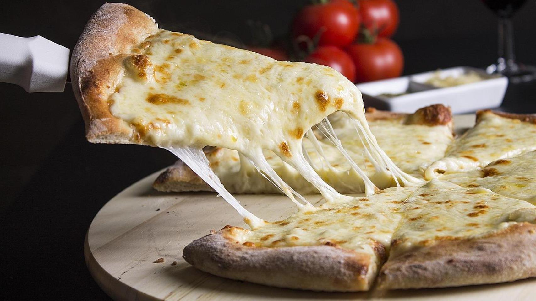 ¿Cenar queso causa pesadillas? Esto es lo que sabemos de verdad sobre la relación entre dieta y sueño