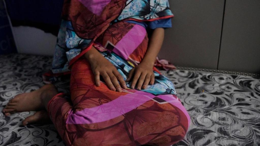 El 2 de diciembre de 2024 en Sudán, Dana (pseudónimo), de 16 años, descansa en un colchón en una oficina de UNICEF.