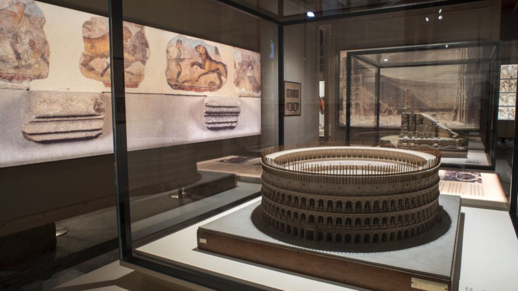 Interior de la exposición de '¡Hispano! Gladiadores en el Imperio Romano' en MARPA.