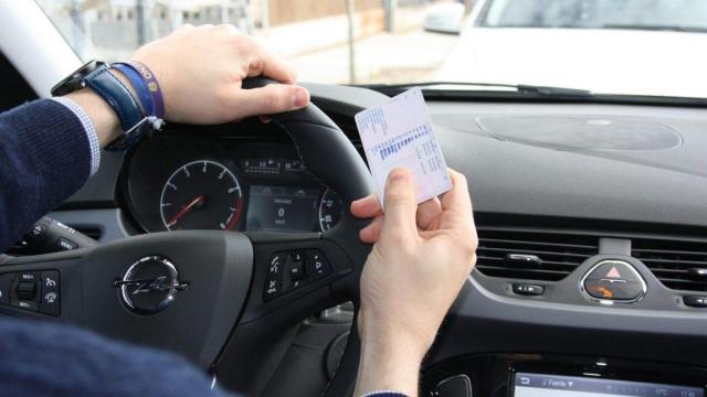 Un conductor con el carnet de conducir