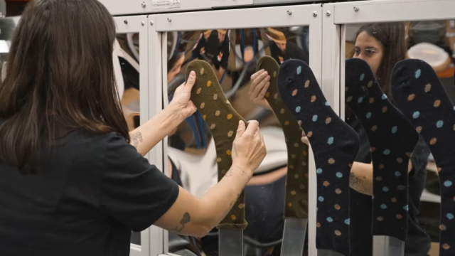 Una trabajadora haciendo calcetines en la fábrica Calcetines Mingo de Pradoluengo