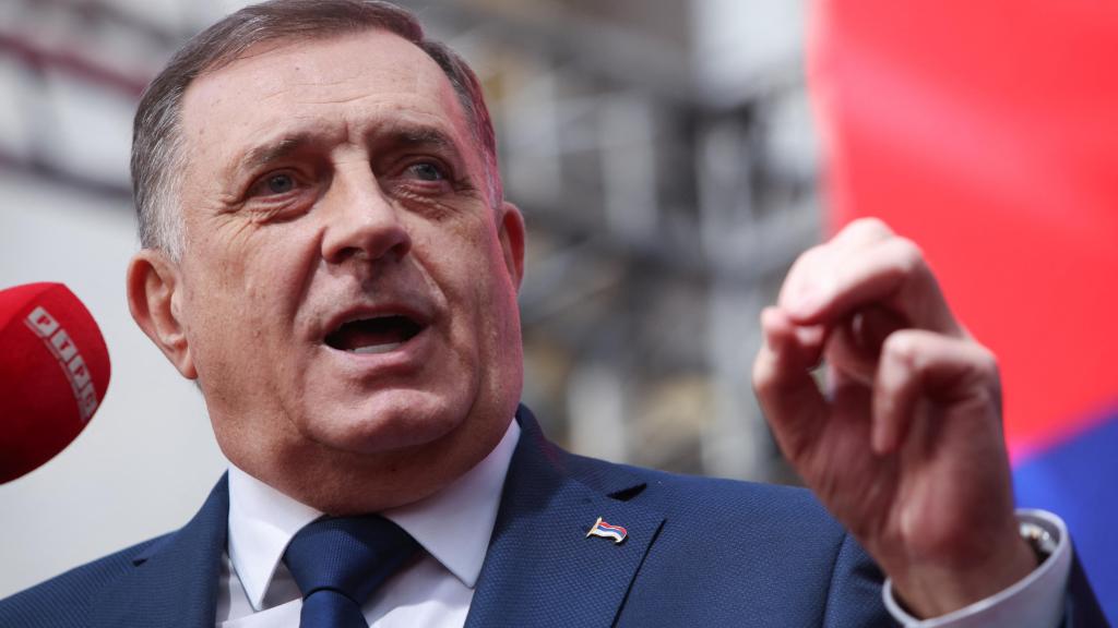 El presidente de la República Srpska, Milorad Dodik, asiste a una protesta en Banja Luka, Bosnia y Herzegovina, 25 de febrero de 2025.