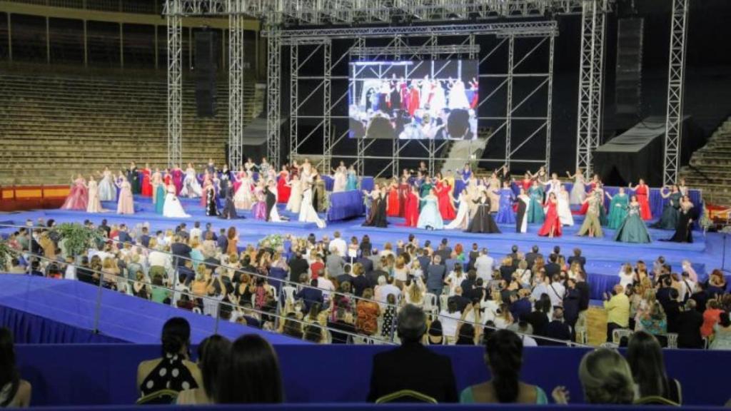 Imagen de archivo una gala de candidatas. E.E.