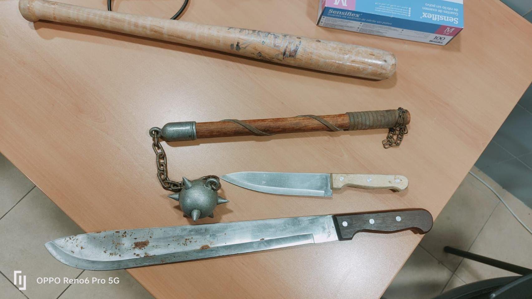 Armas incautadas al hombre condenado por atentado contra la autoridad en Pamplona.