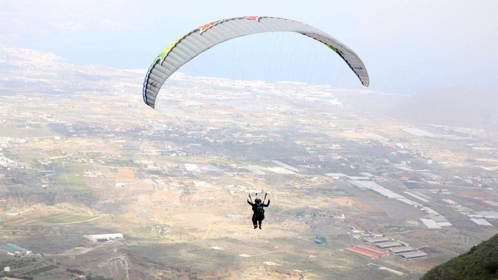 Imagen de archivo de vuelo en parapente.