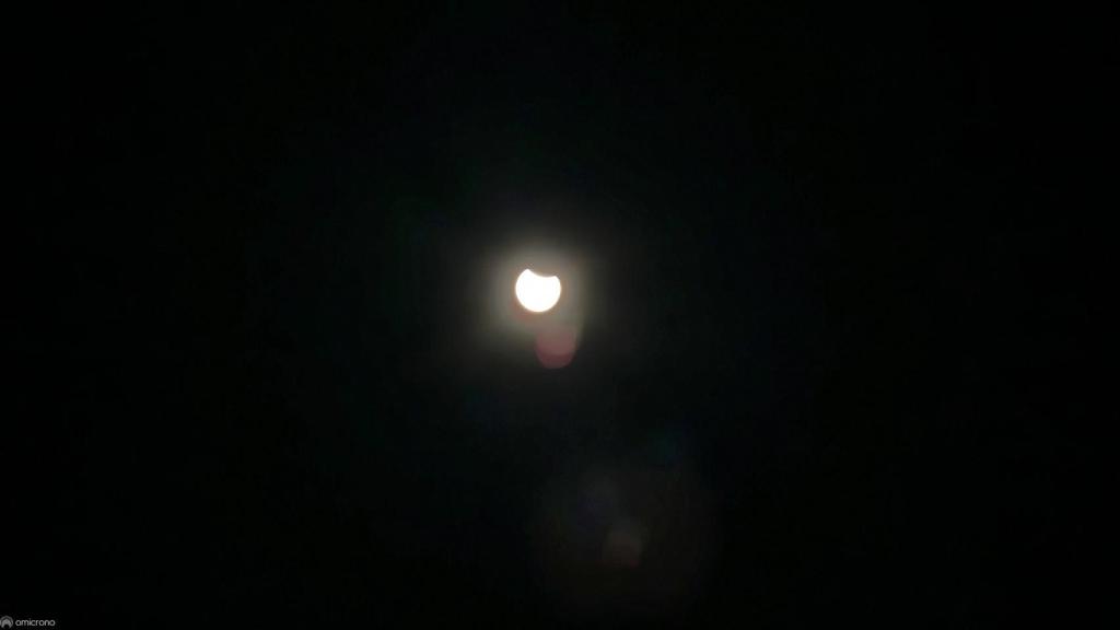 Eclipse solar en formato angular, tomada con el vivo X200 Pro.