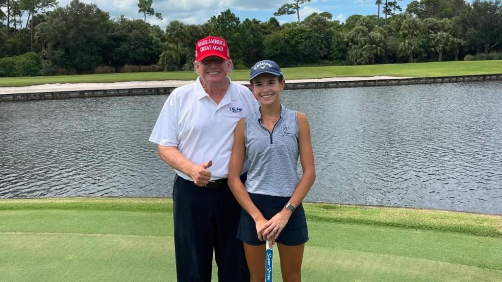 Kai Madison Trump, junto con su abuelo, Donald Trump, en un campo de golf