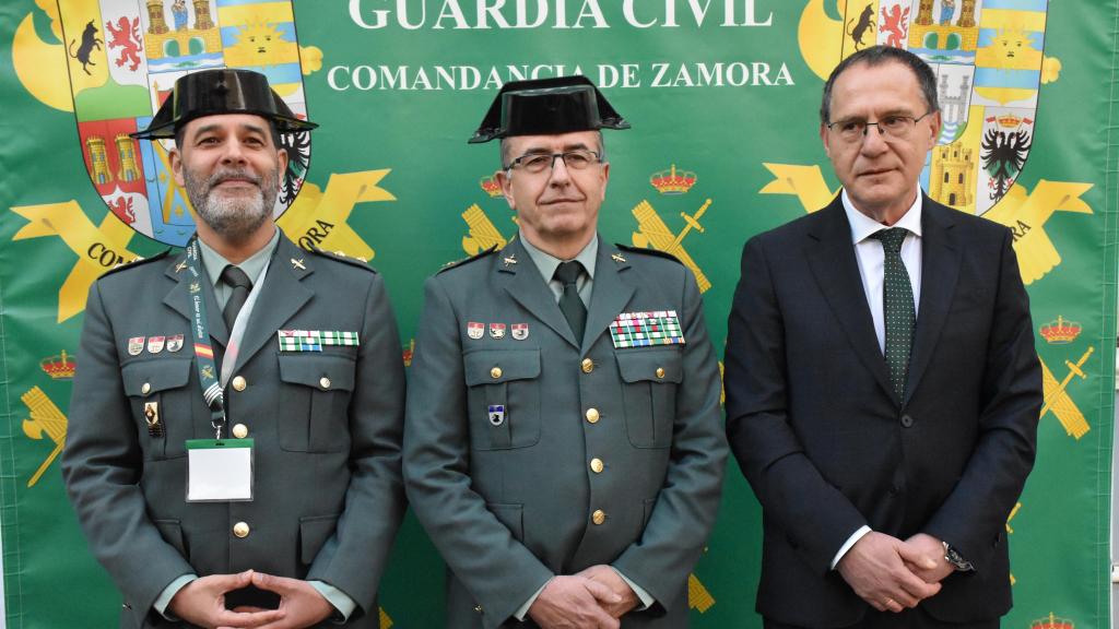 Héctor David Pulido jefe de la Comandancia de Zamora; el subdelegado del Gobierno en Zamora, Ángel Blanco; y el general de brigada jefe de la zona de Castilla y León, José Antonio Fernández de luz