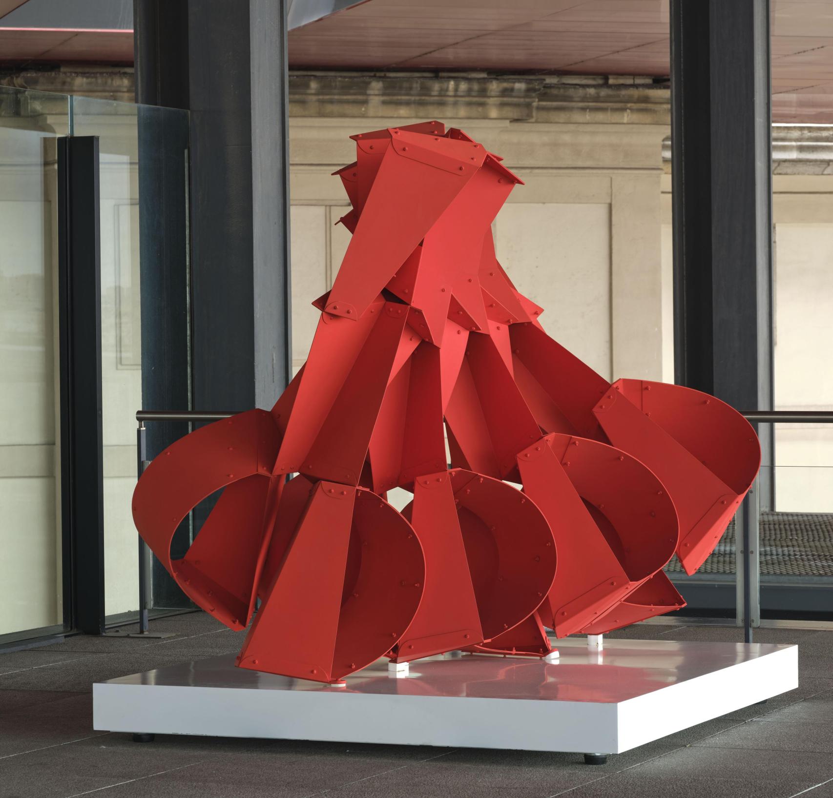 Edgar Negret Dueñas: 'Vigilante rojo', 1979. Obra instalada en una de las terrazas del Museo Reina Sofía. Foto: MNCARS
