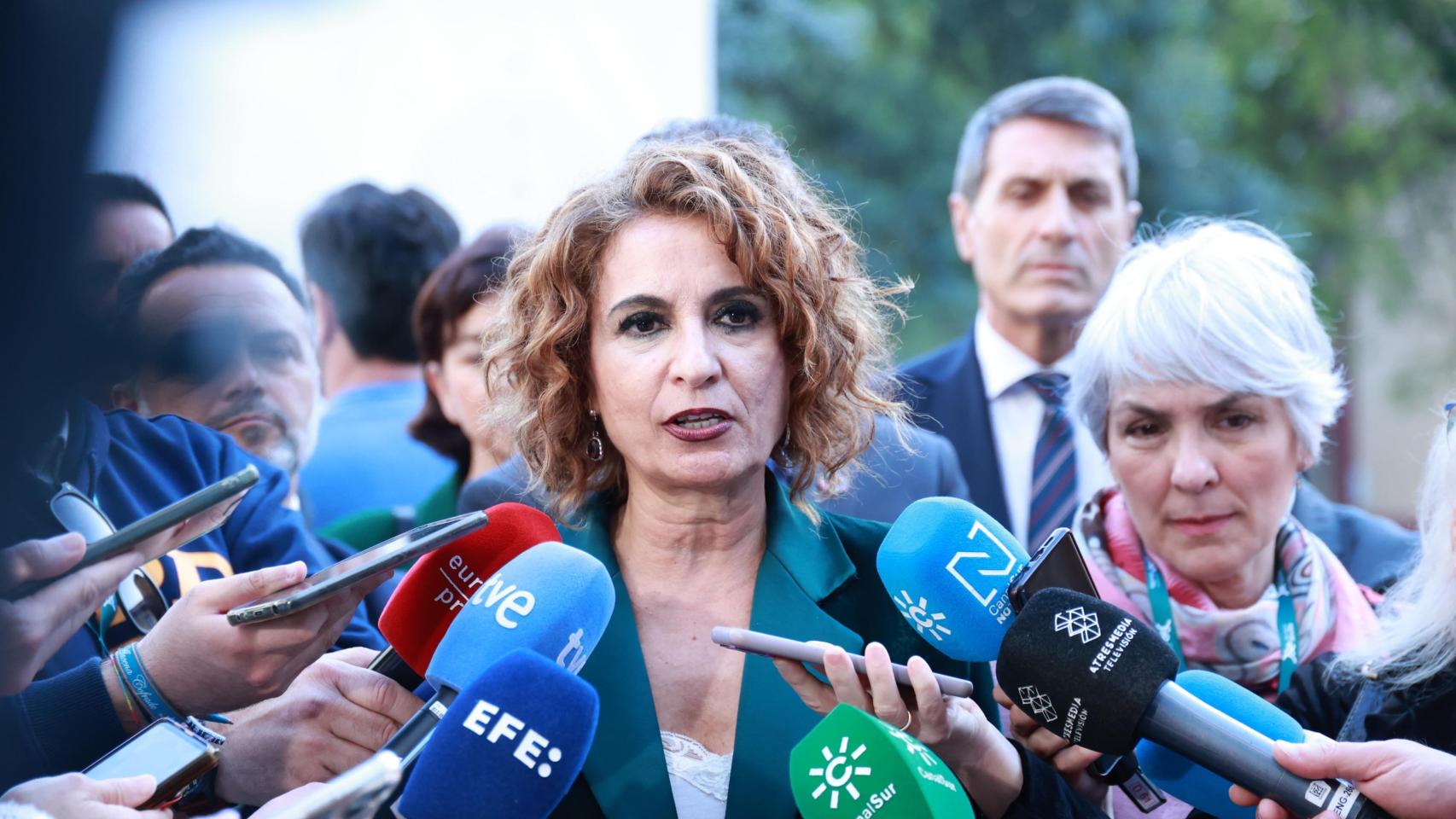 Montero pide "disculpas" por la "literalidad" de sus palabras pero insiste en que la sentencia de Alves es un "retroceso"