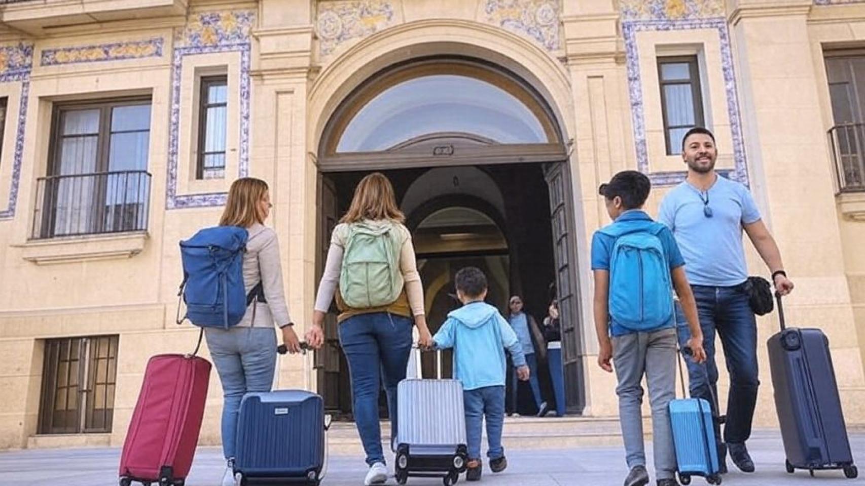 Turistas entrando a un edificio.