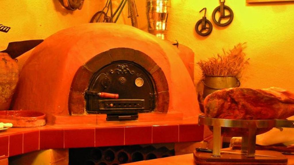 El horno de barro donde se preparan los asados en La Cazuela.