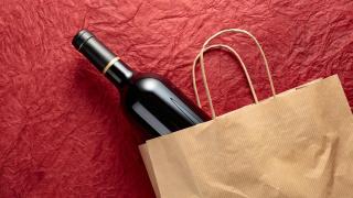 Adiós a llevar vino a las cenas: la nueva tendencia 'gourmet' para impresionar a tus anfitriones en una reunión social