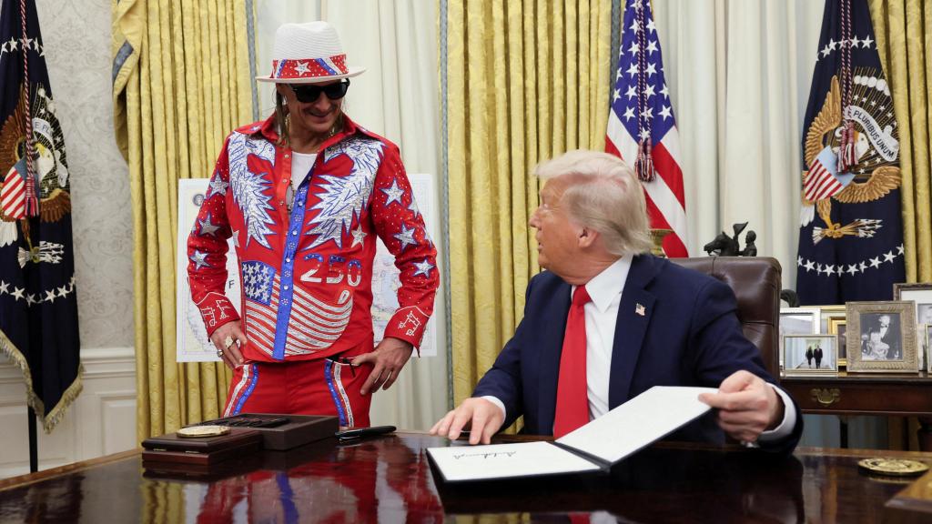 Trump firmando un decreto en el Despacho Oval.