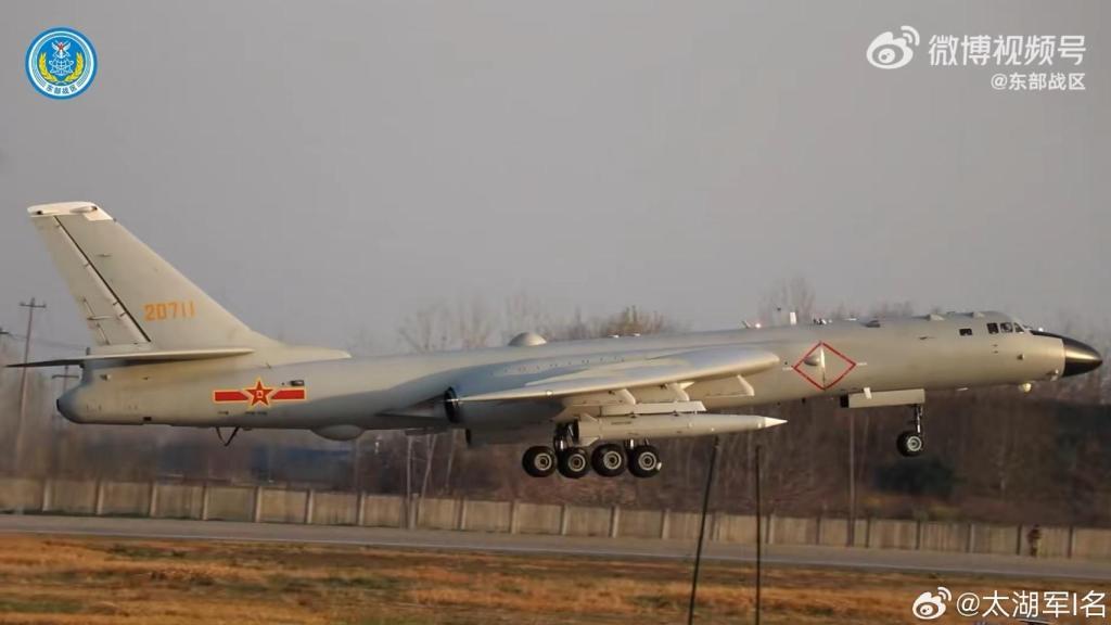 El nuevo bombardero chino cargado con misiles balísticos KD-21.