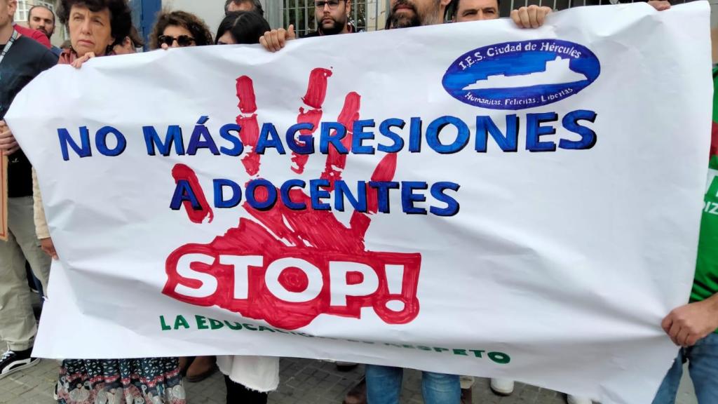 Pancarta contra las agresiones a docentes