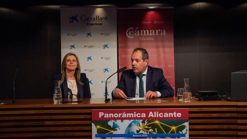 El presidente de la Cámara de Comercio de Alicante, Carlos Baño, junto con la directora territorial de CaixaBank en la Comunitat Valenciana y Región de Murcia, Olga García.