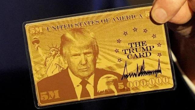 Así es la tarjeta dorada con su cara con la que Trump quiere atraer a inmigrantes ricos a Estados Unidos.