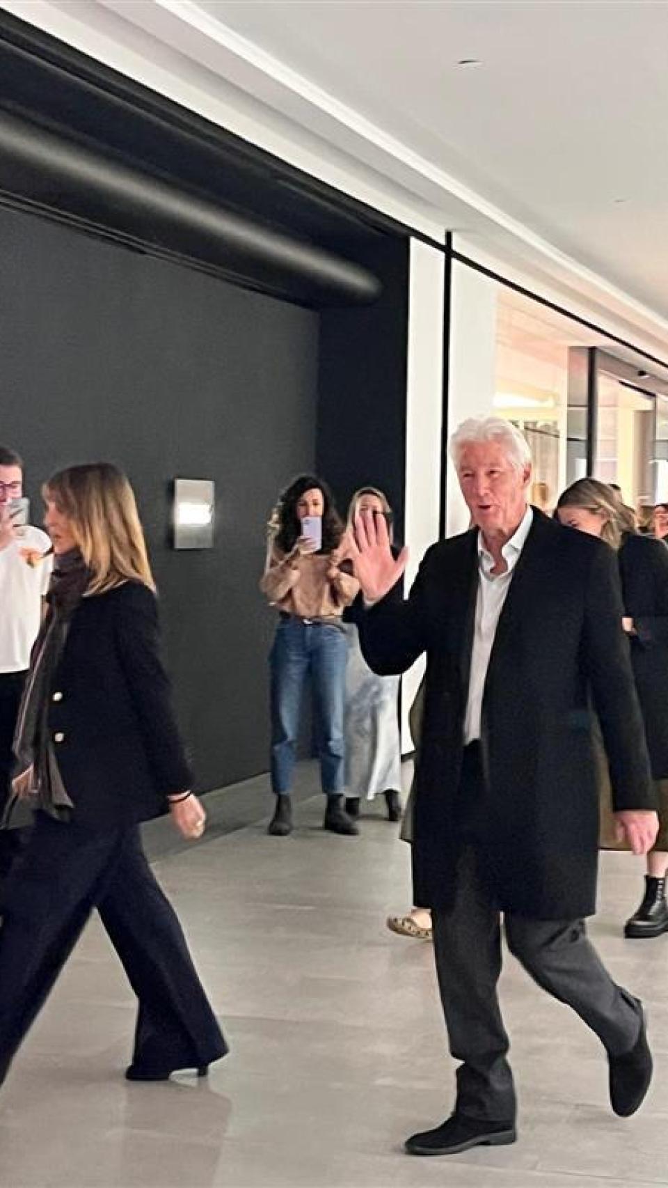 Richard Gere saluda a los empleados del Grupo Inditex, en la localidad coruñesa de Arteixo.