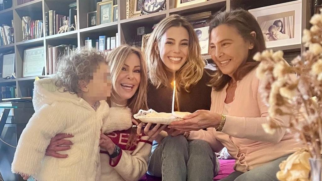 Ana Obregón junto a su nieta, su sobrina, Celia, y una de sus hermanas, en una celebración familiar.