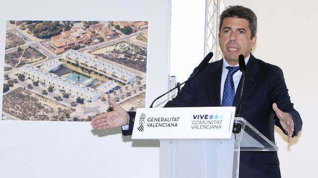 El presidente de la Generalitat Valenciana, Carlos Mazón, visita las obras de construcción de viviendas de alquiler asequible del Plan Vive en Alicante. Efe / Morell