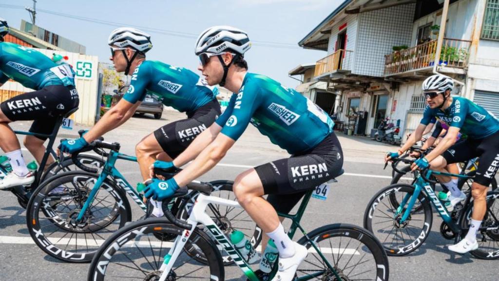 Los ciclistas del Kern Pharma, durante una prueba.